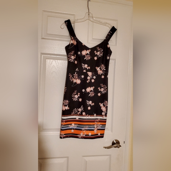Ladies Guess dress - Picture 3 of 4